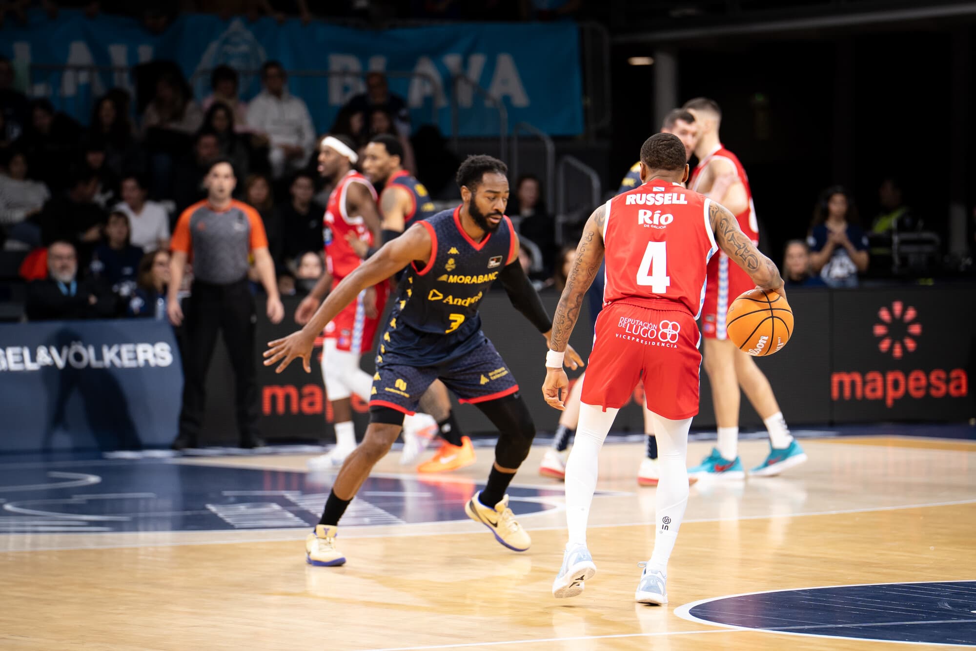 DeWayne Russell ante la defensa de Aaron Best