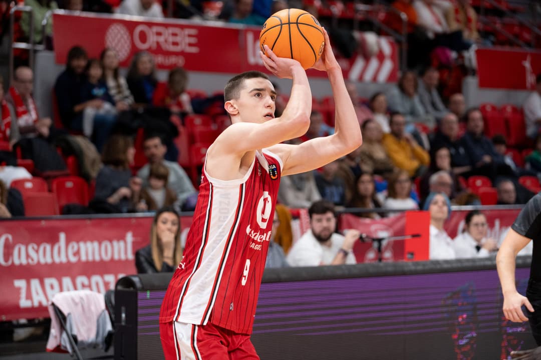Matija Lukic se dispone a tirar a canasta