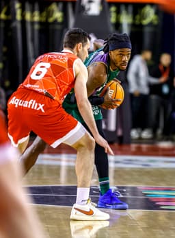 Kendrick Perry con el balón