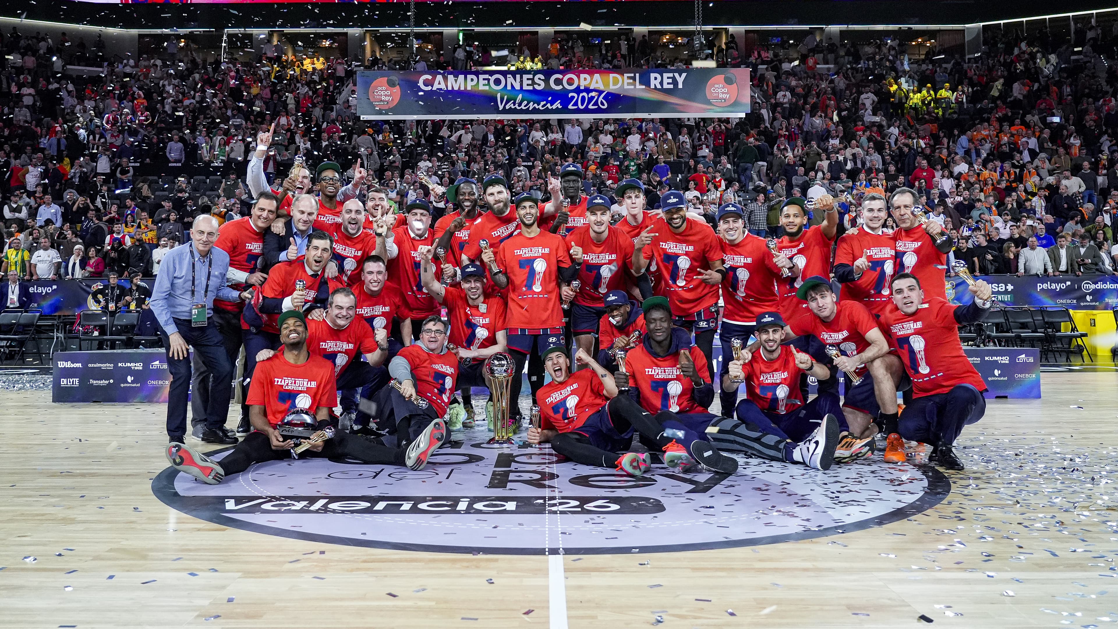 El Kosner Baskonia posa con el trofeo de la Copa del Rey 2026