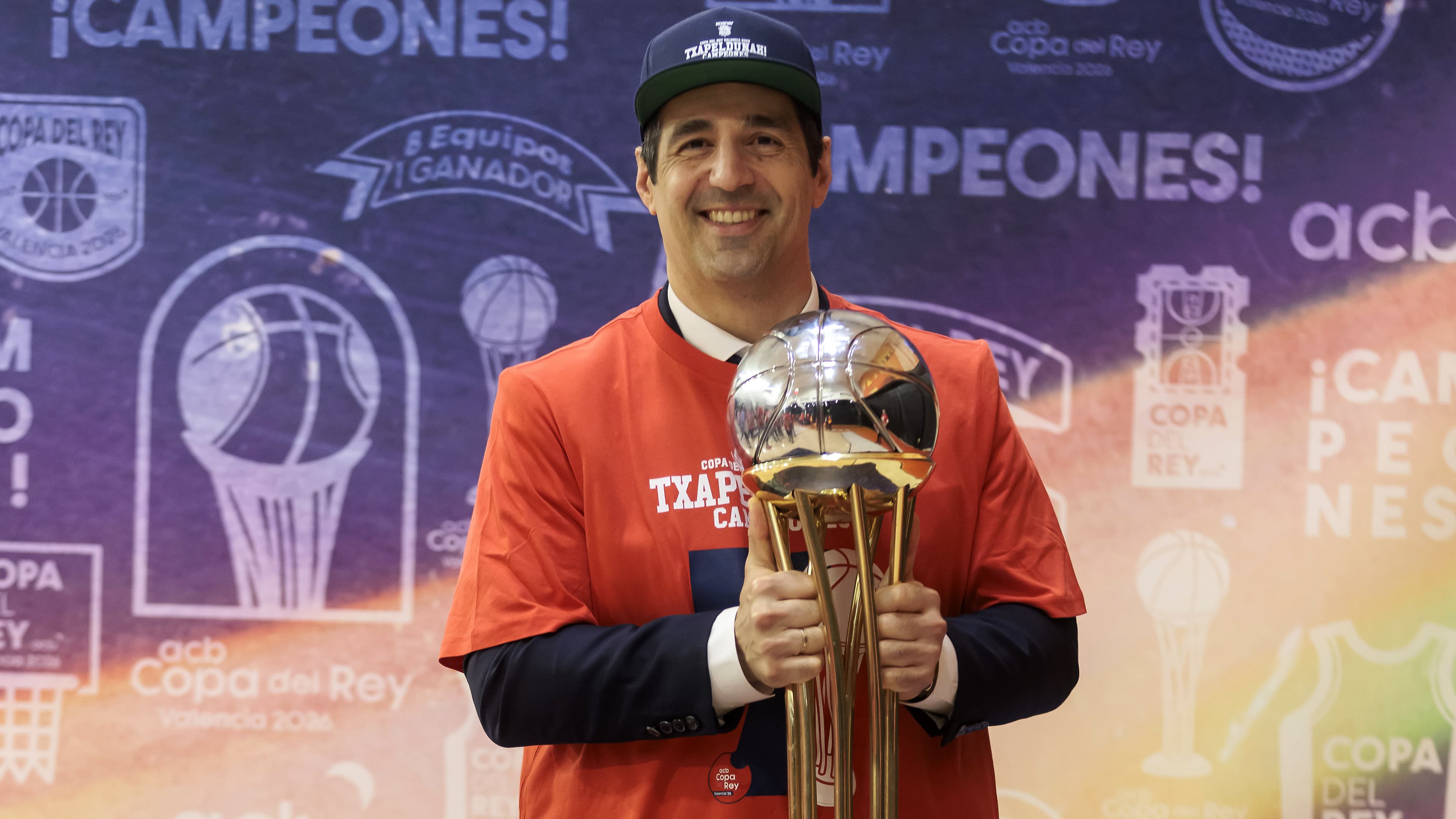 Pablo Pin posa con el trofeo de la Copa del Rey