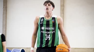 Diego Niebla se dispone a lanzar un tiro libre