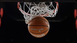 El balón traspasa el aro
