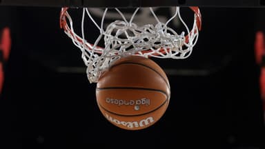 El balón traspasa el aro