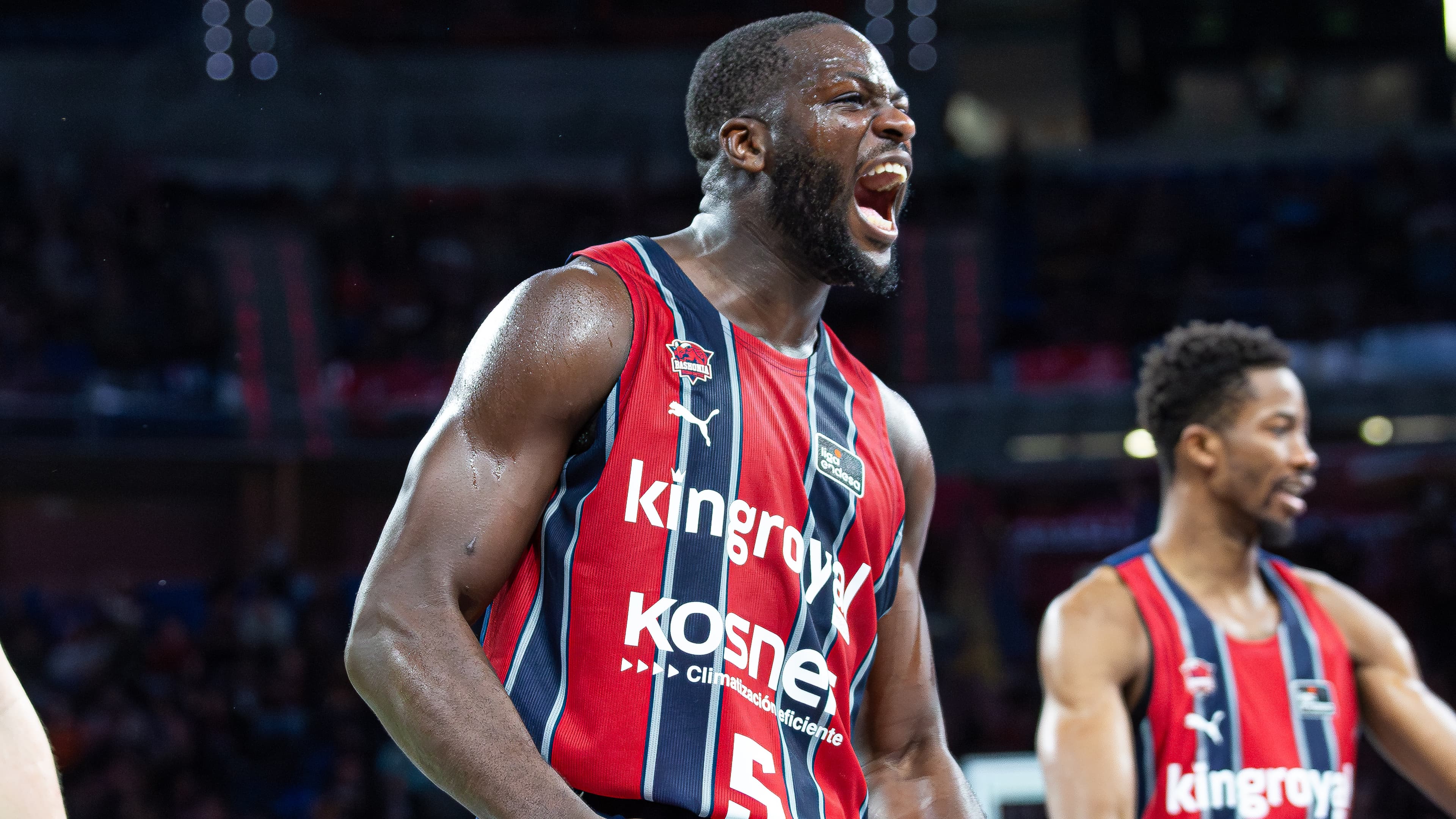 Eugene Omoruyi celebra una canasta