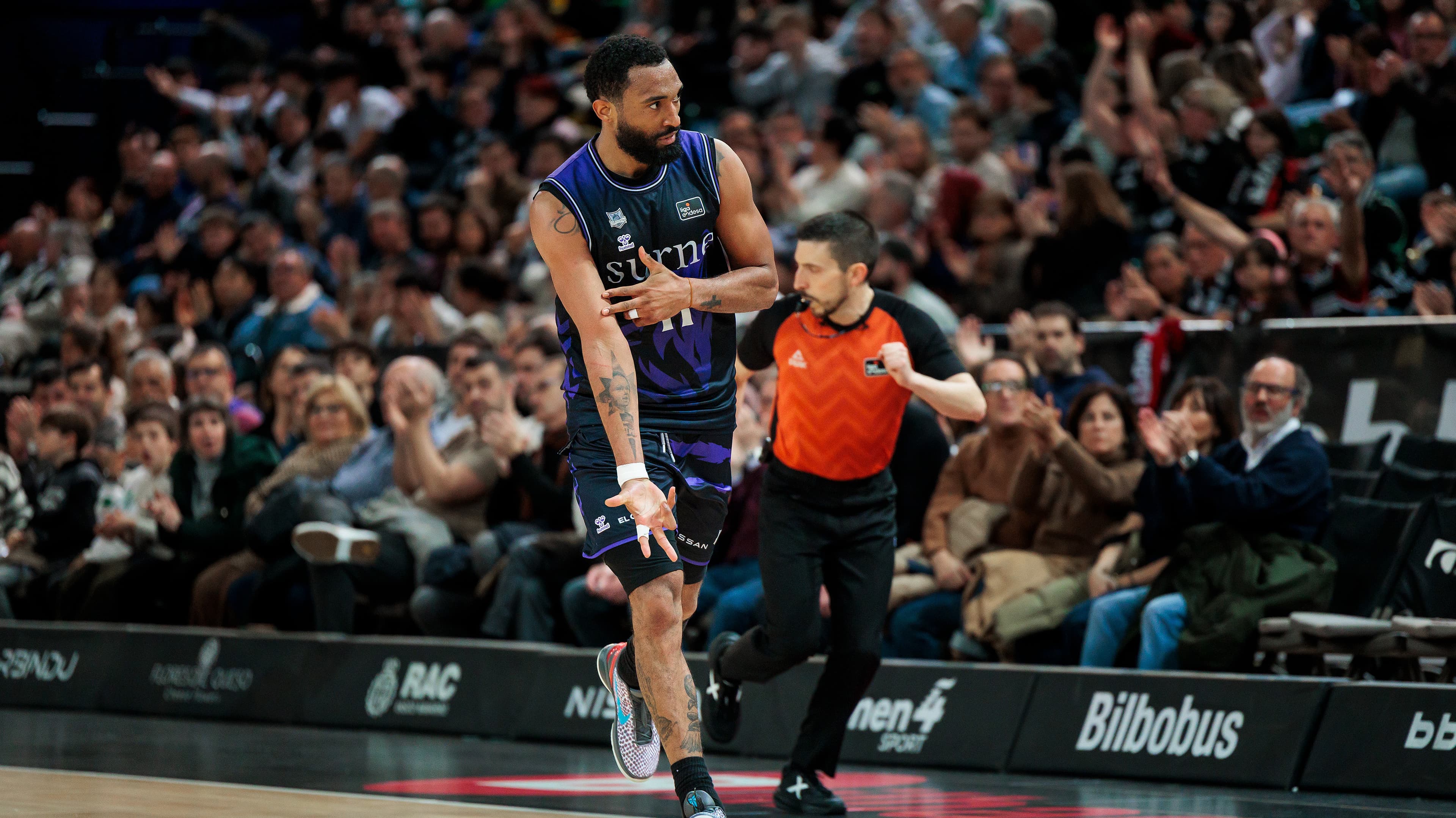 Darrun Hilliard celebra el triple