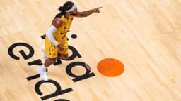 Patty Mills celebra una canasta en el Carpena