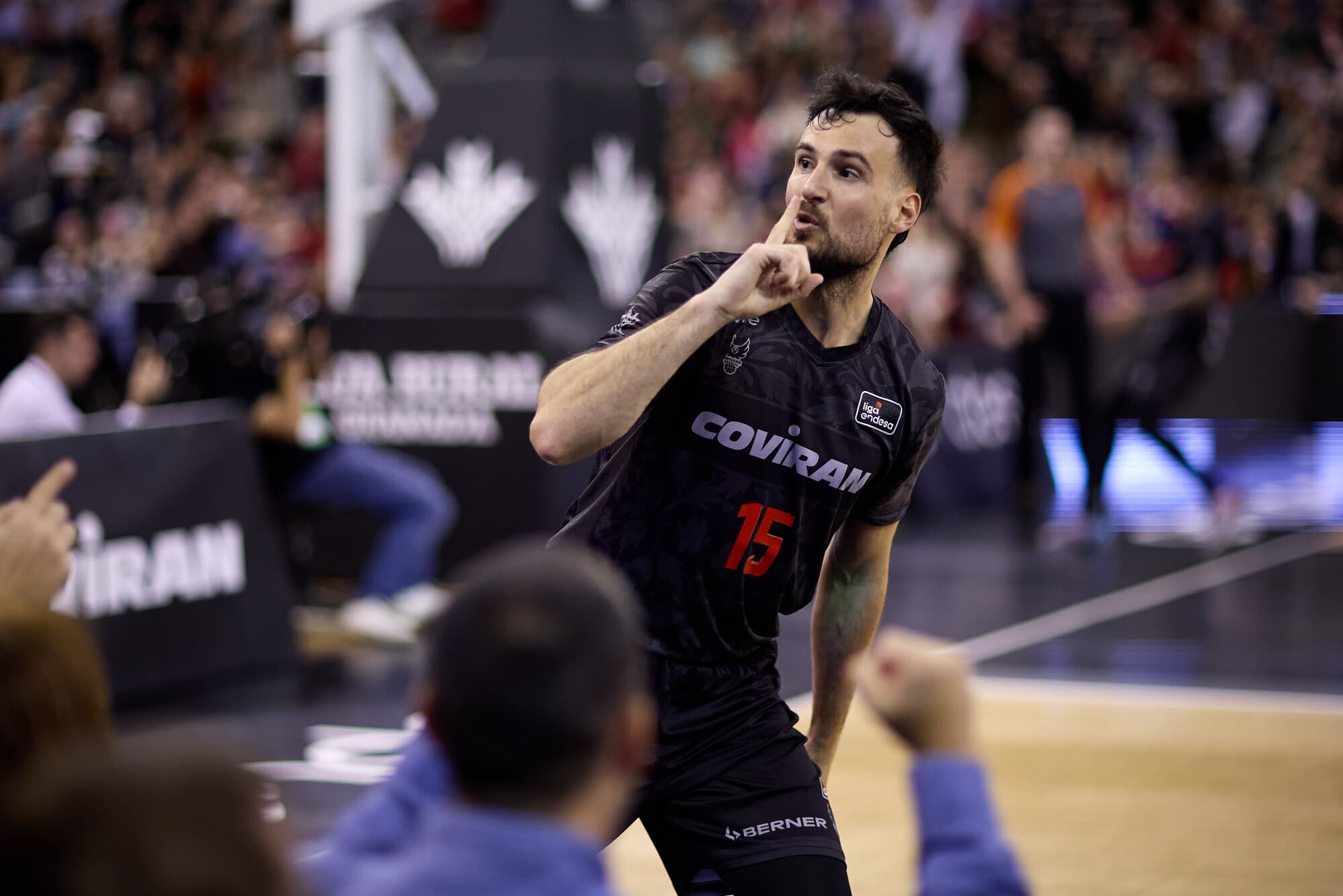 Lluis Costa celebra la victoria de Coviran Granada frente a Hiopos Lleida