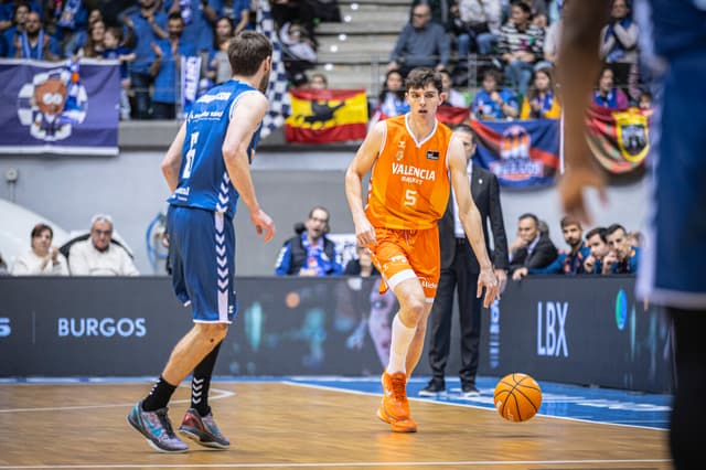 Valencia golpea tras el descanso y frena la reacción de Burgos (74-79)