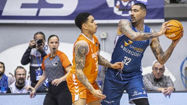 Augusto Lima postea ante la defensa rival