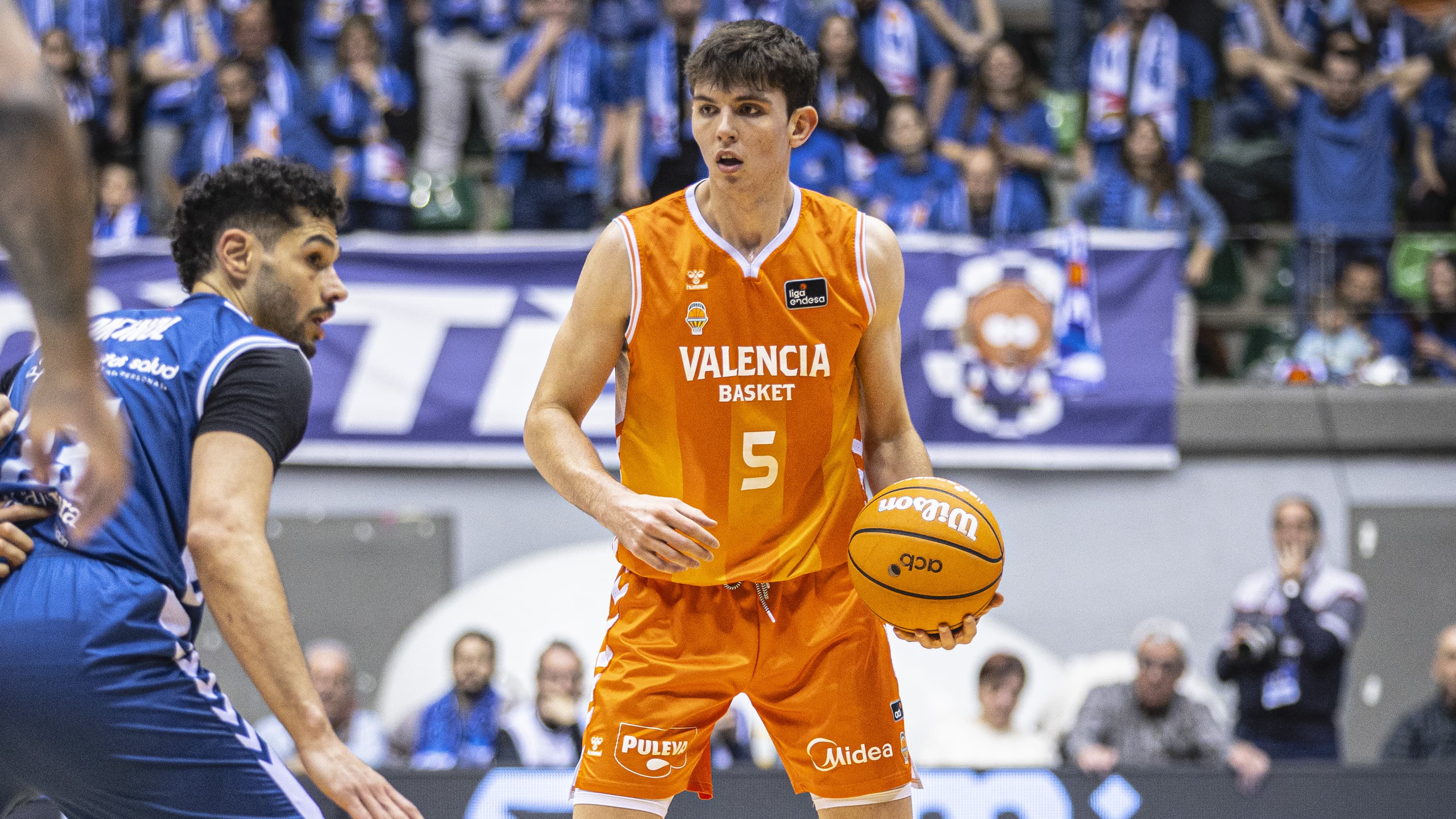 Sergio de Larrea con el balón