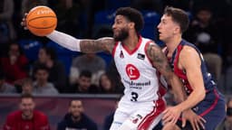 Jugadores de Baskonia y Zaragoza luchan por el balón