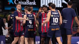 Los jugadores de Kosner Baskonia se animan entre ellos