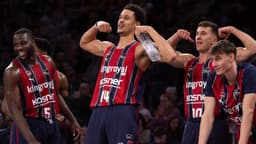 Jugadores de Baskonia y Zaragoza luchan por el balón