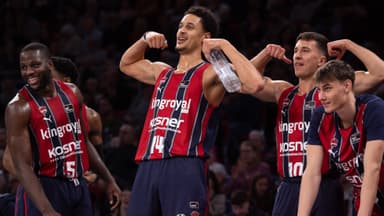 Jugadores de Baskonia y Zaragoza luchan por el balón