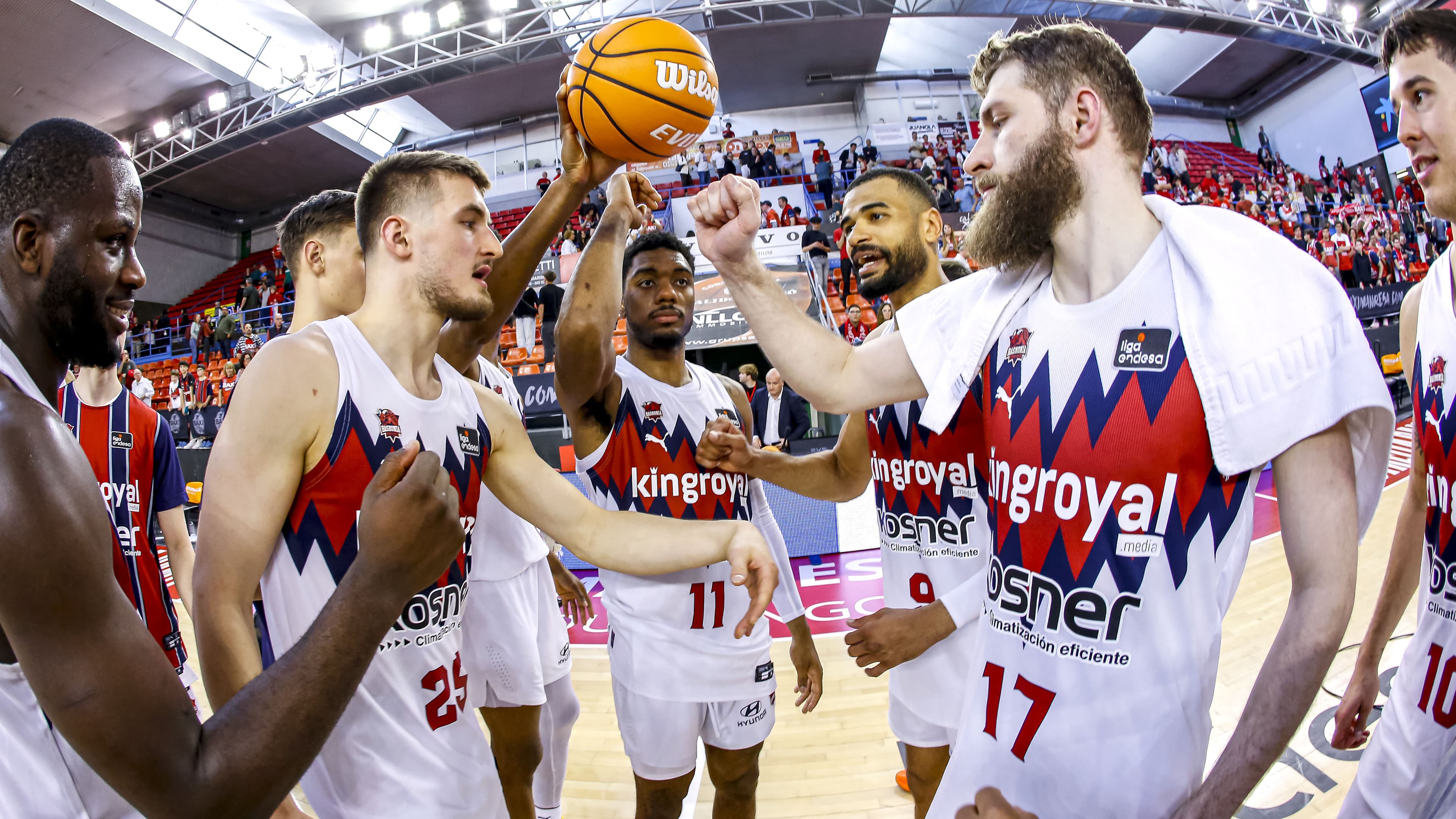 El Kosner Baskonia celebra su victoria en Manresa.