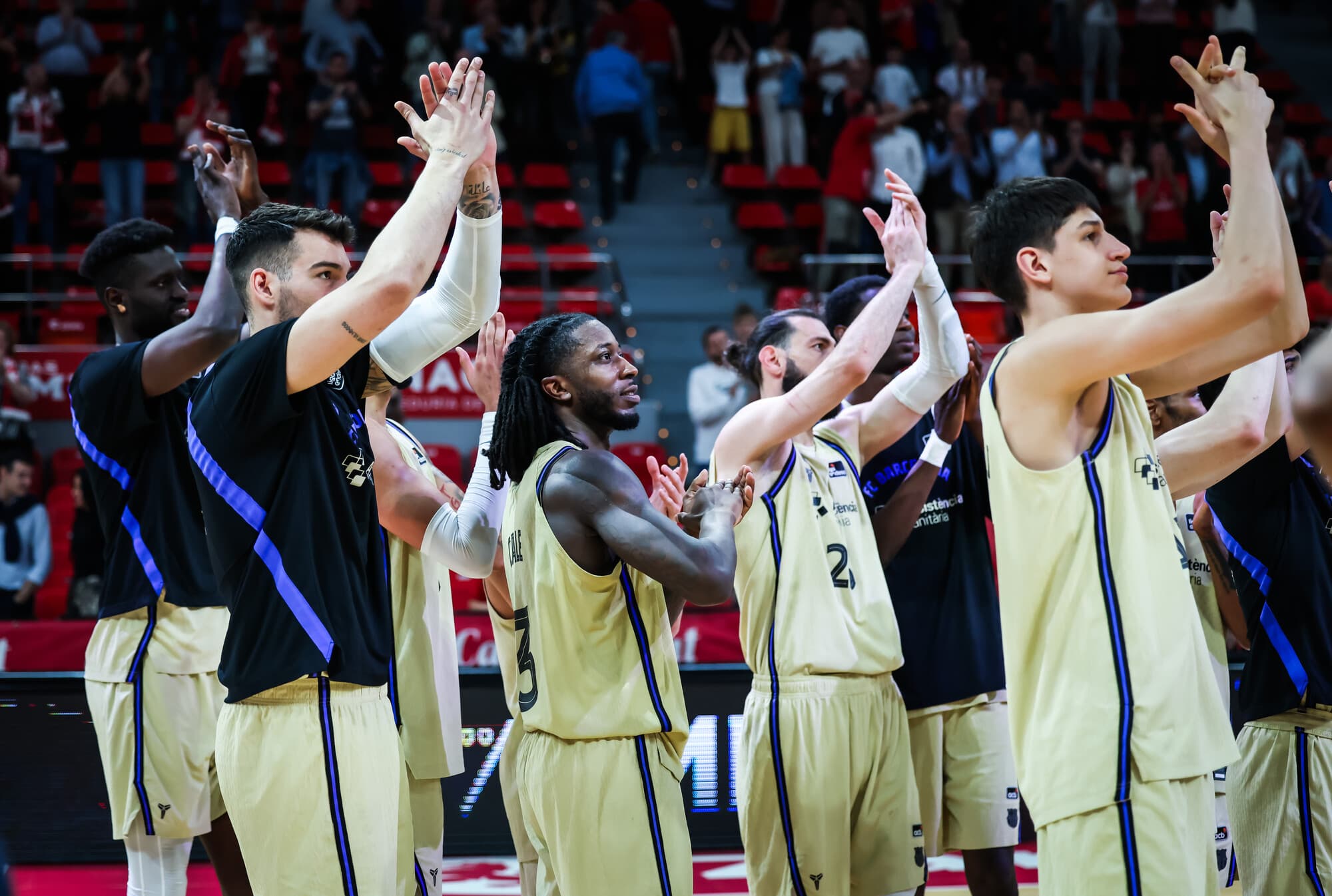 El Barça celebra la victoria ante Casademont Zaragoza