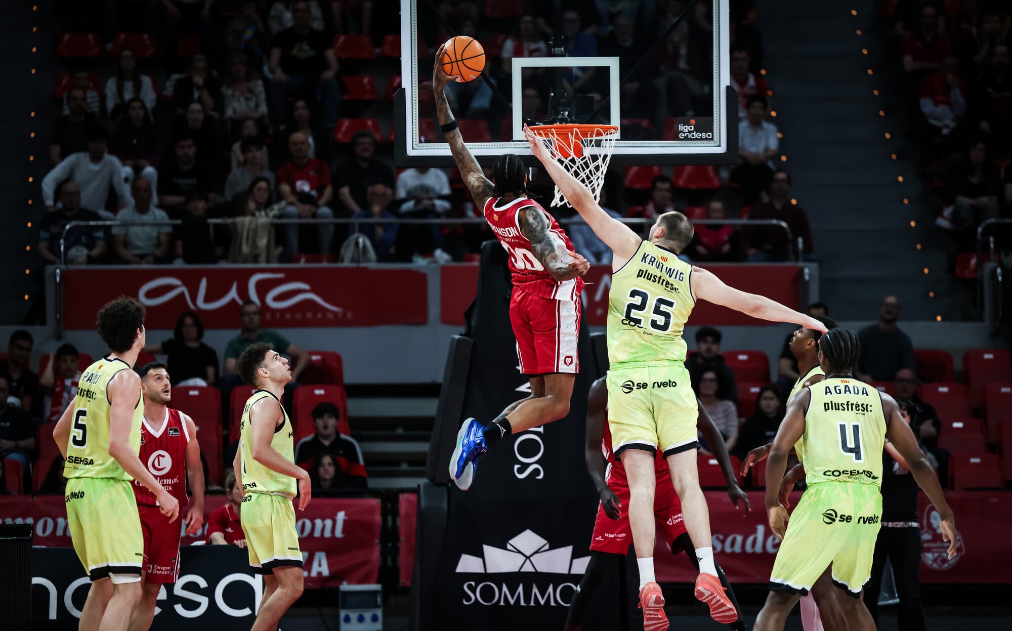 Robinson haciendo un espectacular mate