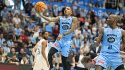 Bandeja de Dewayne Russell