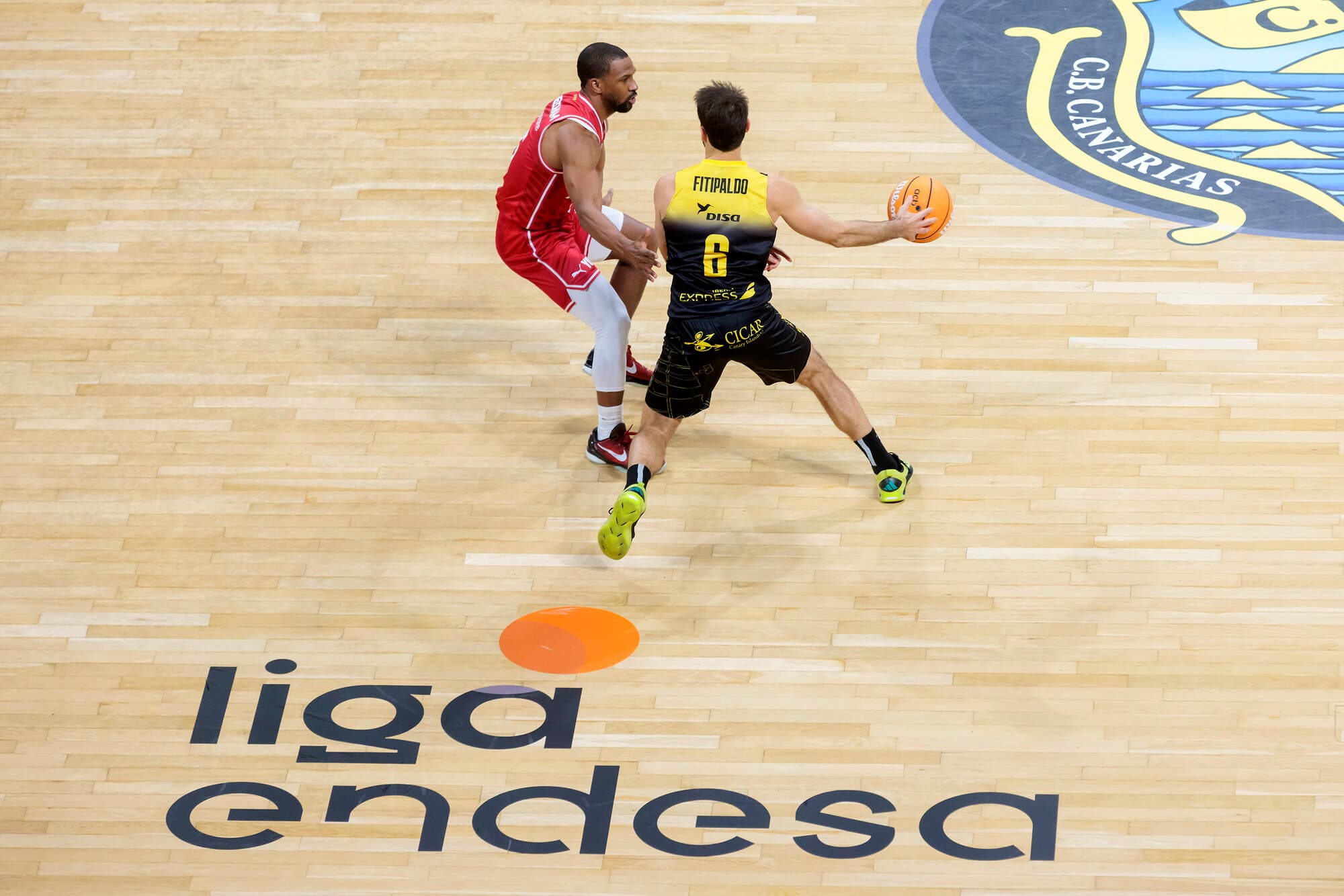 Lance de juego entre La Laguna Tenerife y Bàsquet Girona