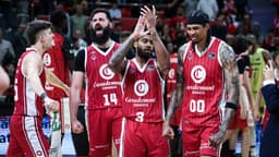 Devin Robinson machaca el aro