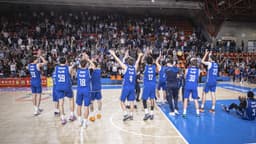 El banquillo de Burgos Grupo de Santiago celebrando una canasta