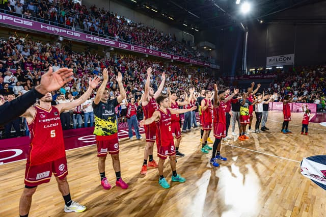 Paulí y Ejim desatan la locura en el Barris Nord ante el Barça (90-80)