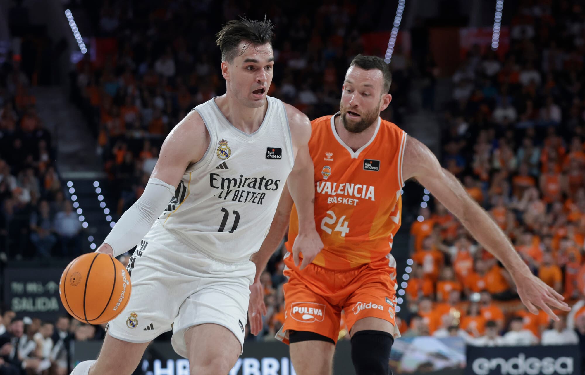 Mario Hezonja dirección a canasta