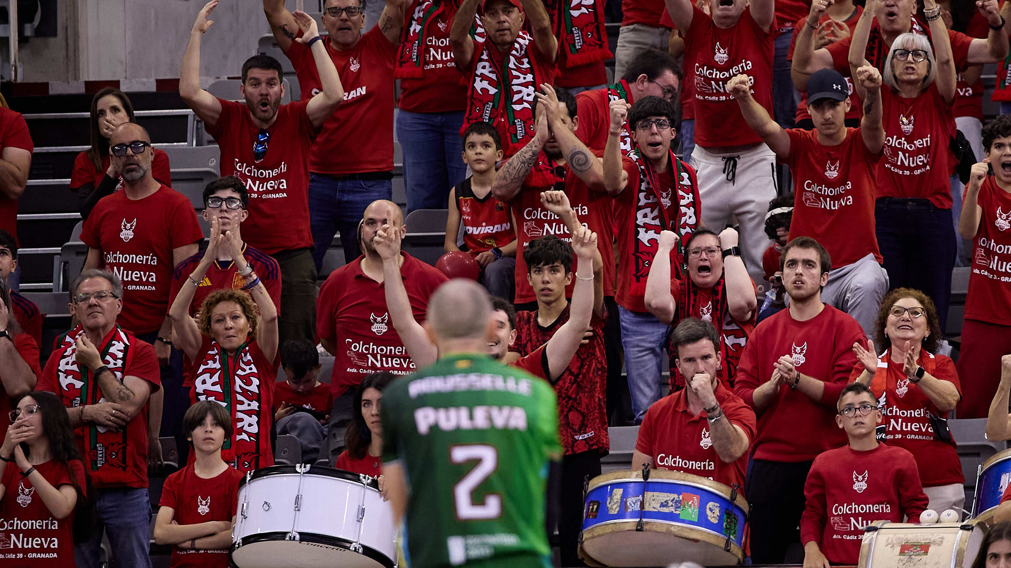 Jonathan Rousselle aplaude a la grada.