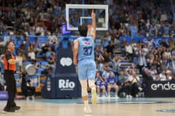 Mihajlo Andric celebra la canasta