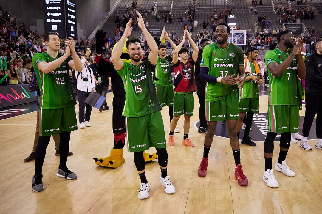 La plantilla nazarí celebra el triunfo