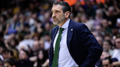 Ibon Navarro dirigiendo un encuentro de Unicaja
