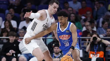 Acción de juego entre Hezonja y Hands.