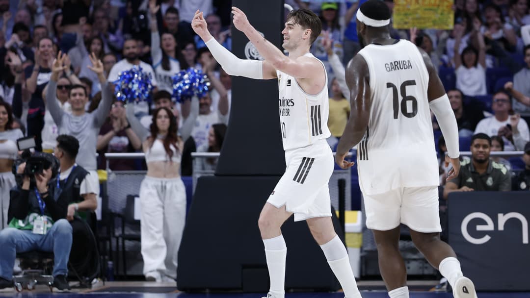 Mario Hezonja celebra su triple de 8 metros frente a UCAM Murcia