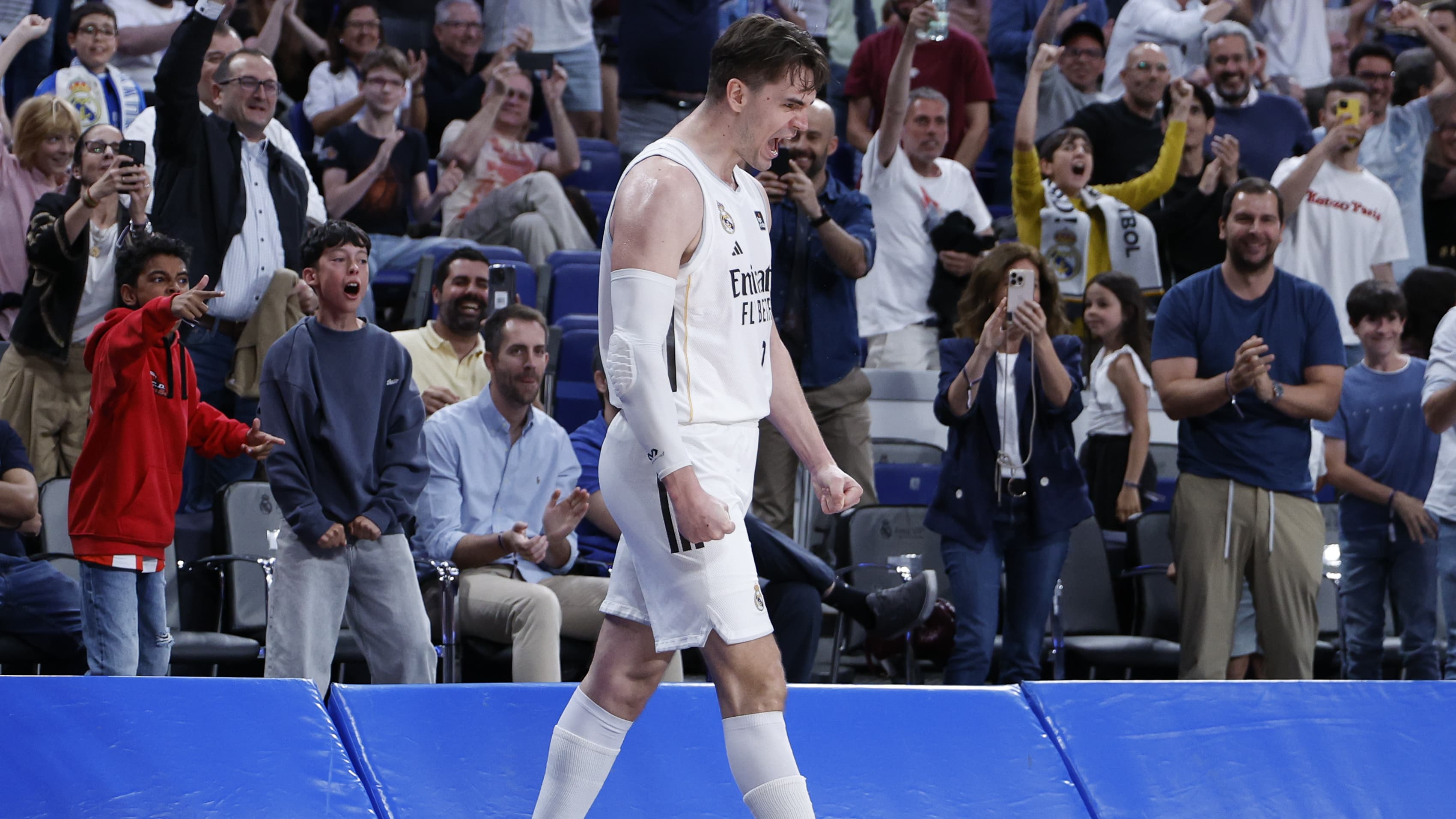 El Real Madrid celebra el triunfo ante UCAM Murcia