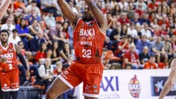 Obasohan lanza a canasta ante Darius Thompson