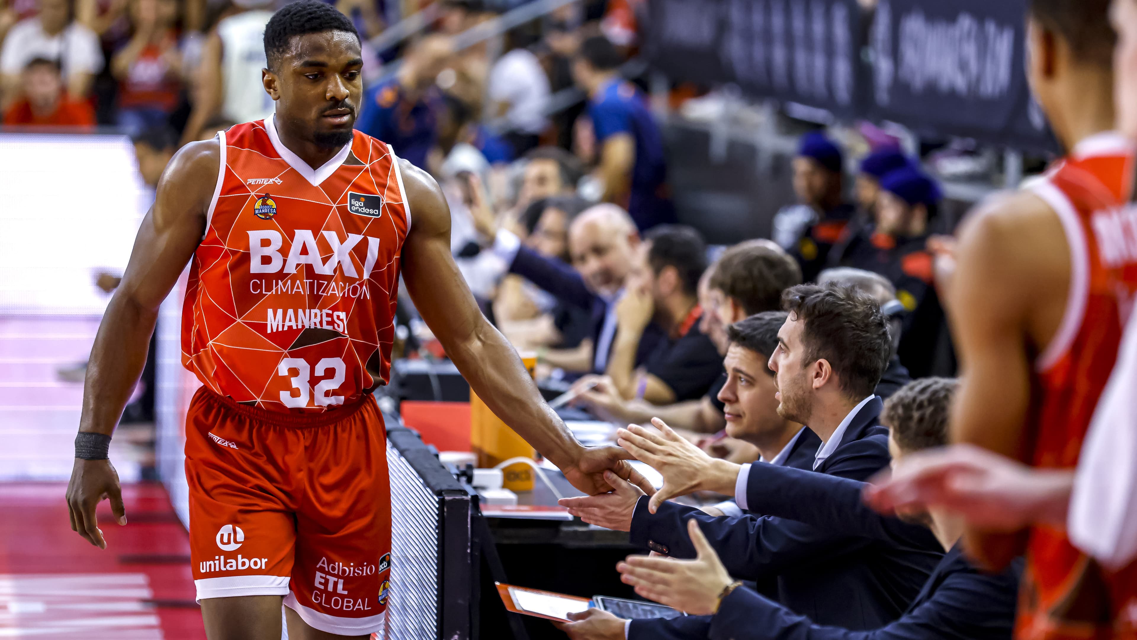 Retin Obasohan choca las manos de sus compañeros de camino al banquillo