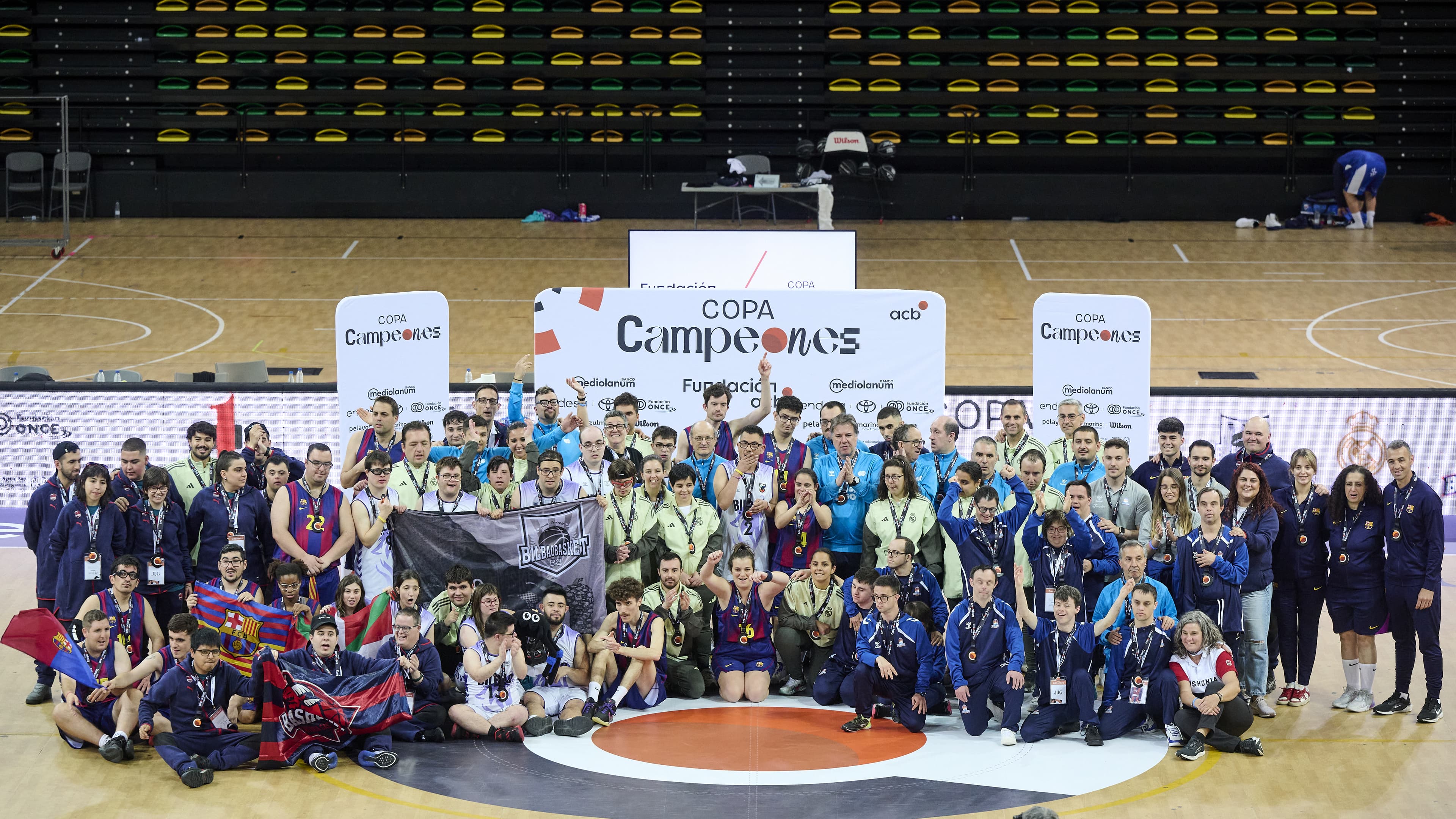 Foto de familia tras la Copa Campeones en Bilbao