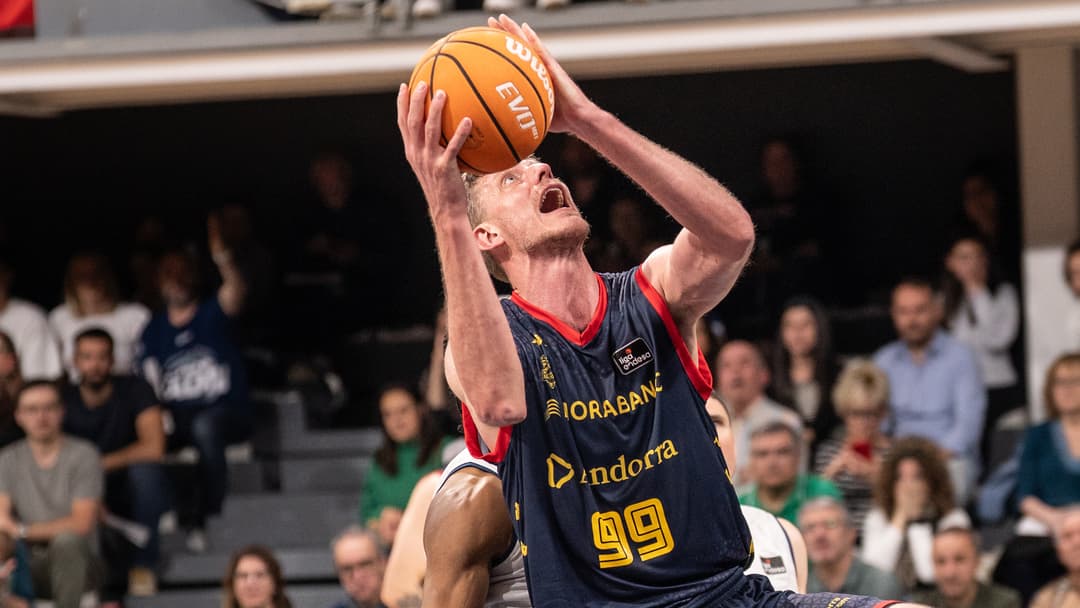 Artem Pustovyi se hace grande en la zona