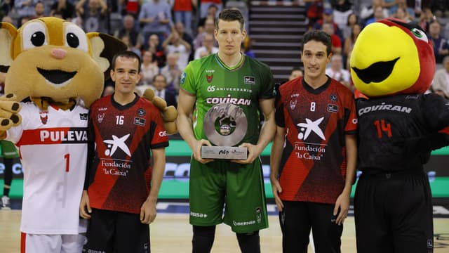 Bozic recibe su trofeo como MVP de abril
