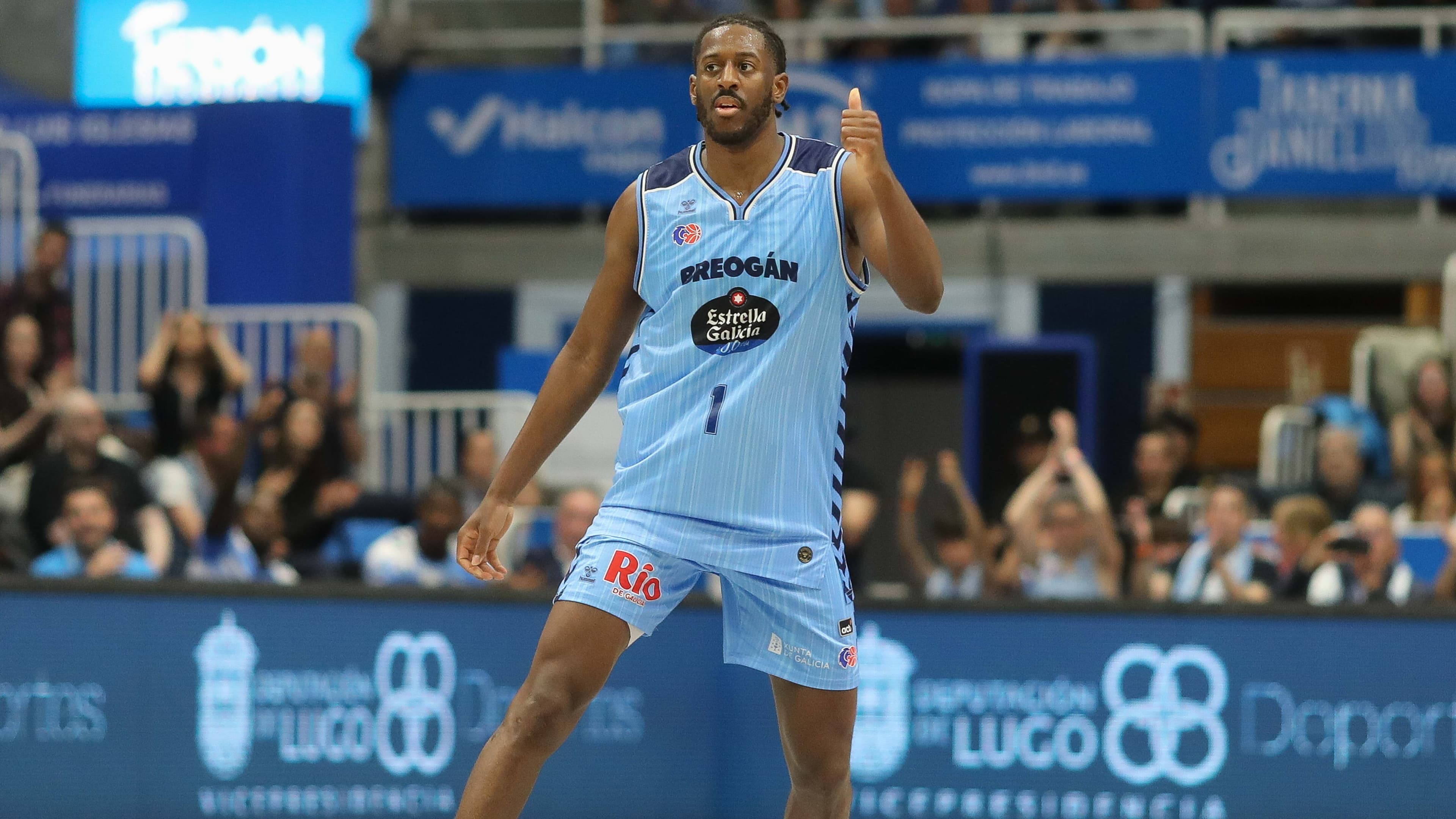 Keandre Cook celebra una canasta.