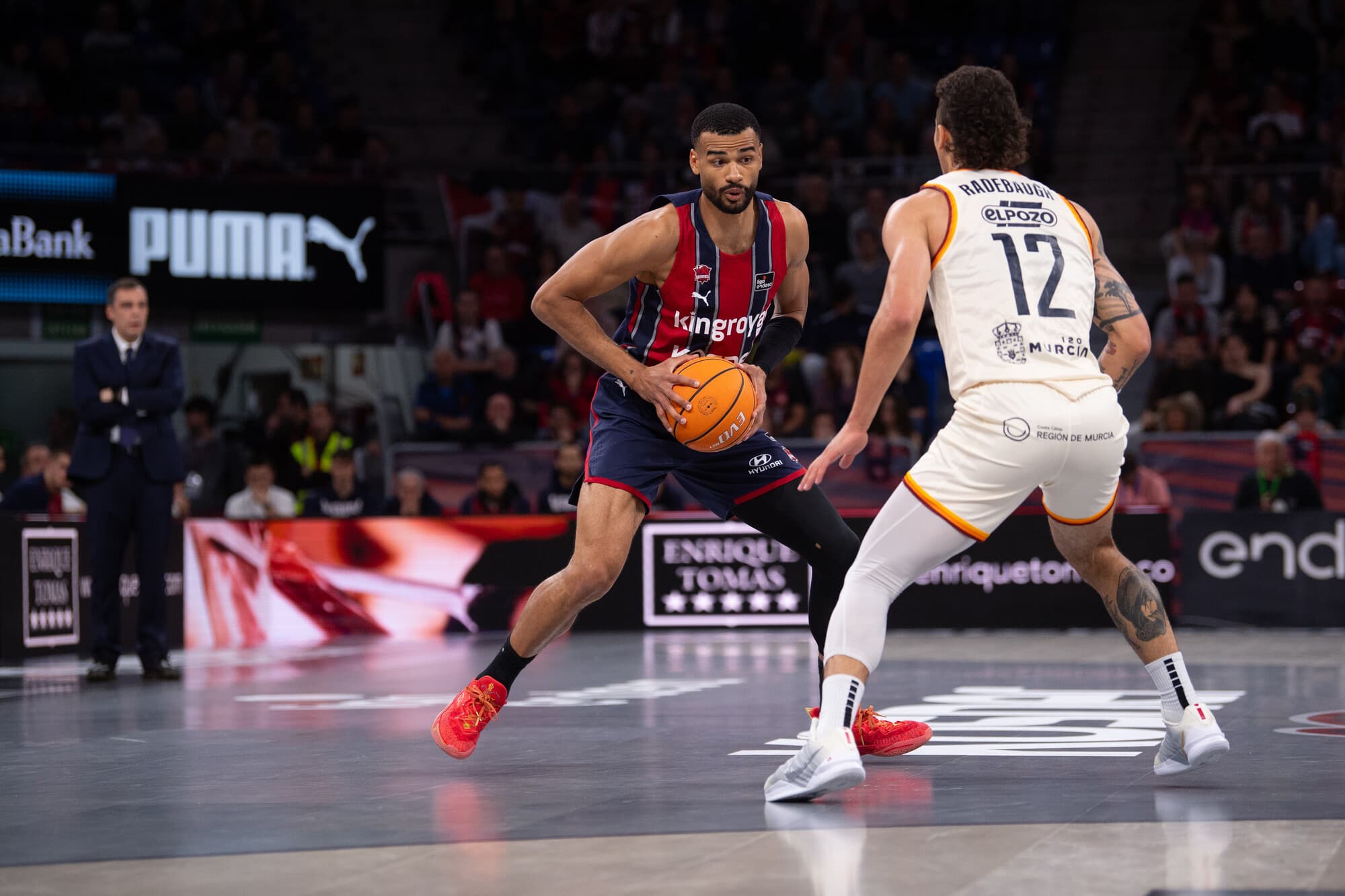 Timothé Luwawu-Cabarrot controla el balón