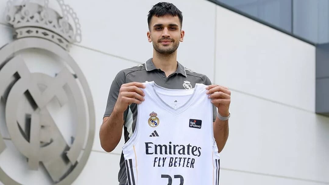 Ömer Yurtseven posando con la camiseta del Real Madrid