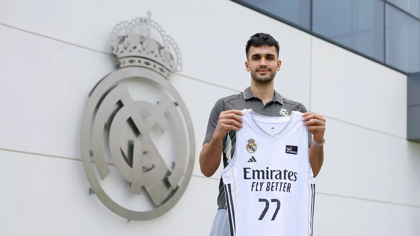 Ömer Yurtseven posando con la camiseta del Real Madrid