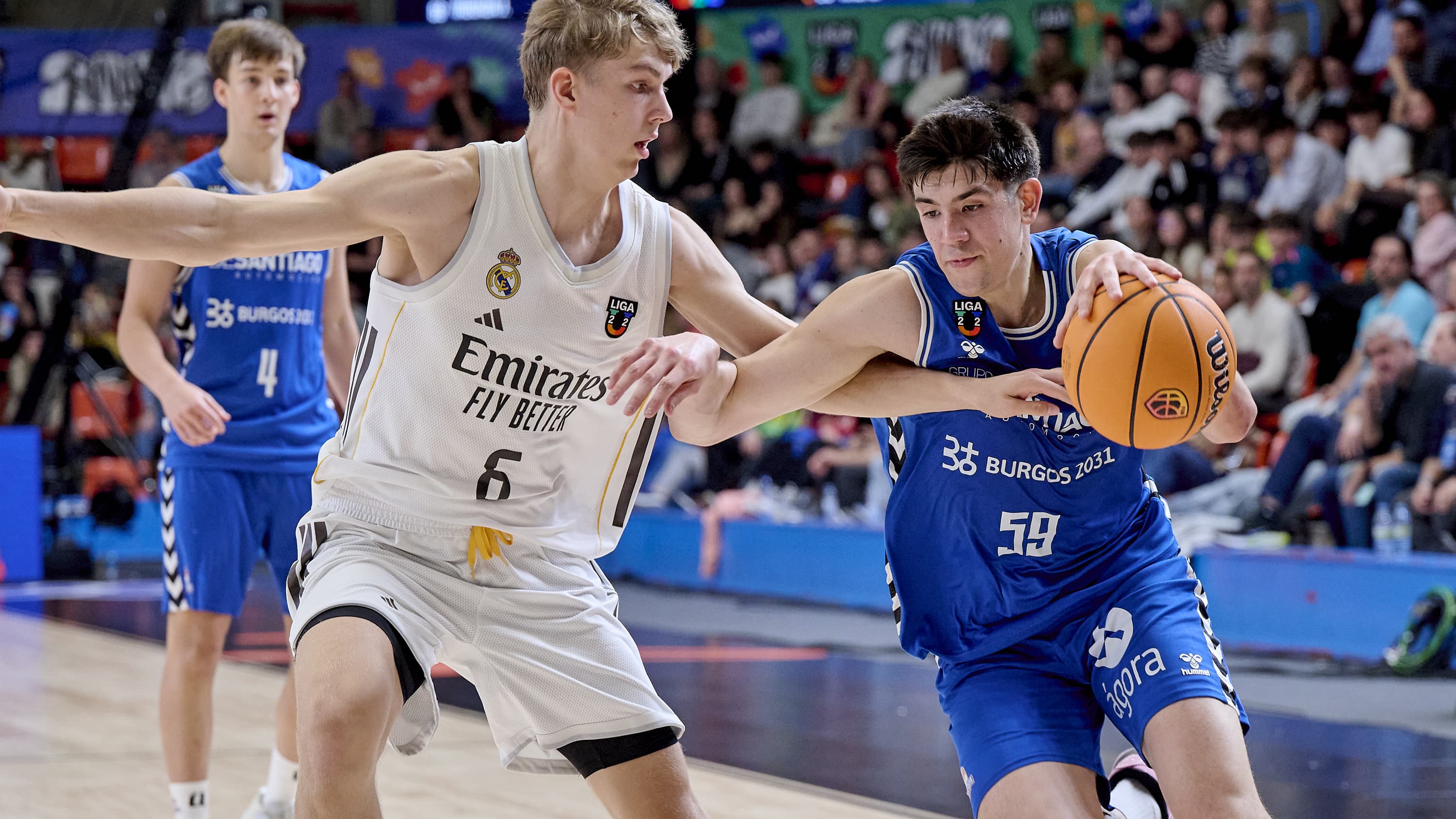 Lance del juego del Real Madrid-Burgos Grupo Santiago de Liga U