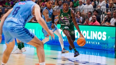 Kendrick Perry con el balón