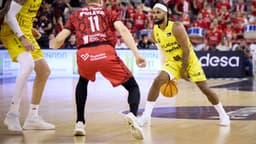 Patty Mills con el balón