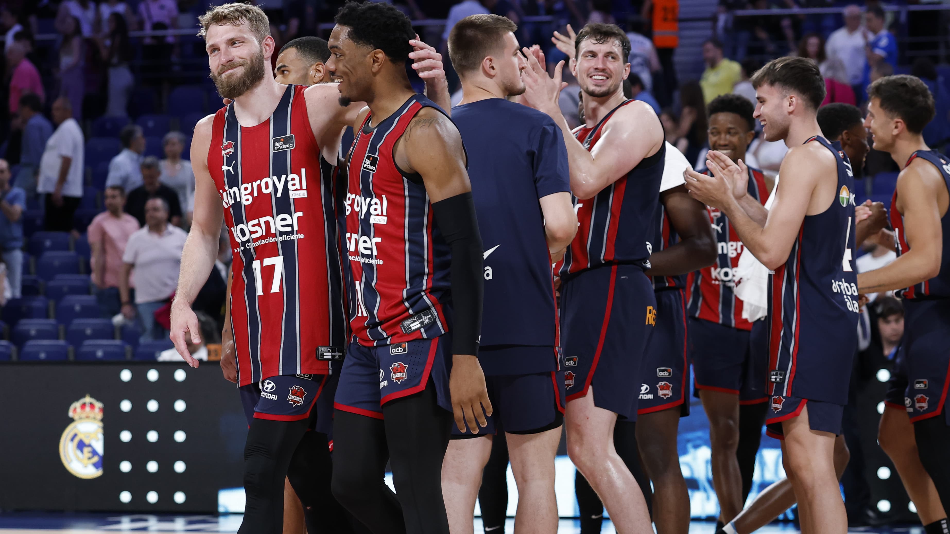 Jugadores baskonistas celebran la victoria