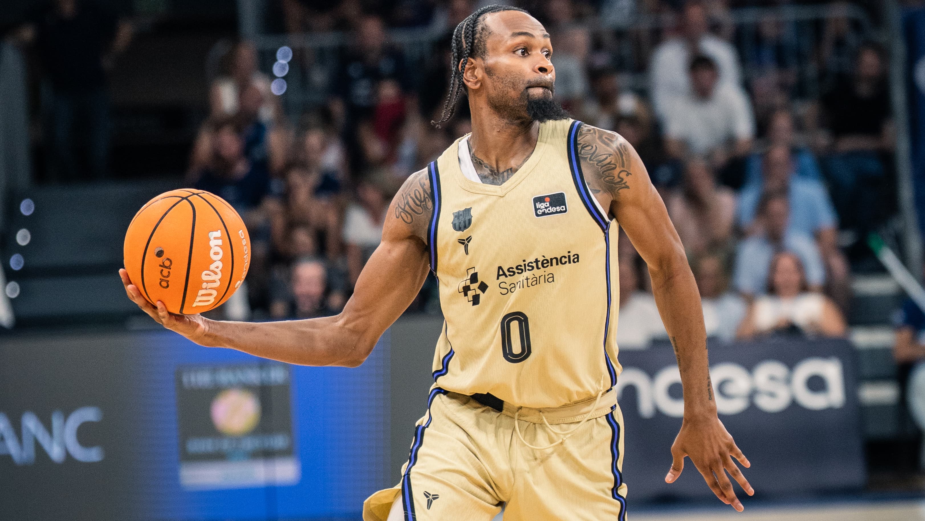 Kevin Punter pasando el balón