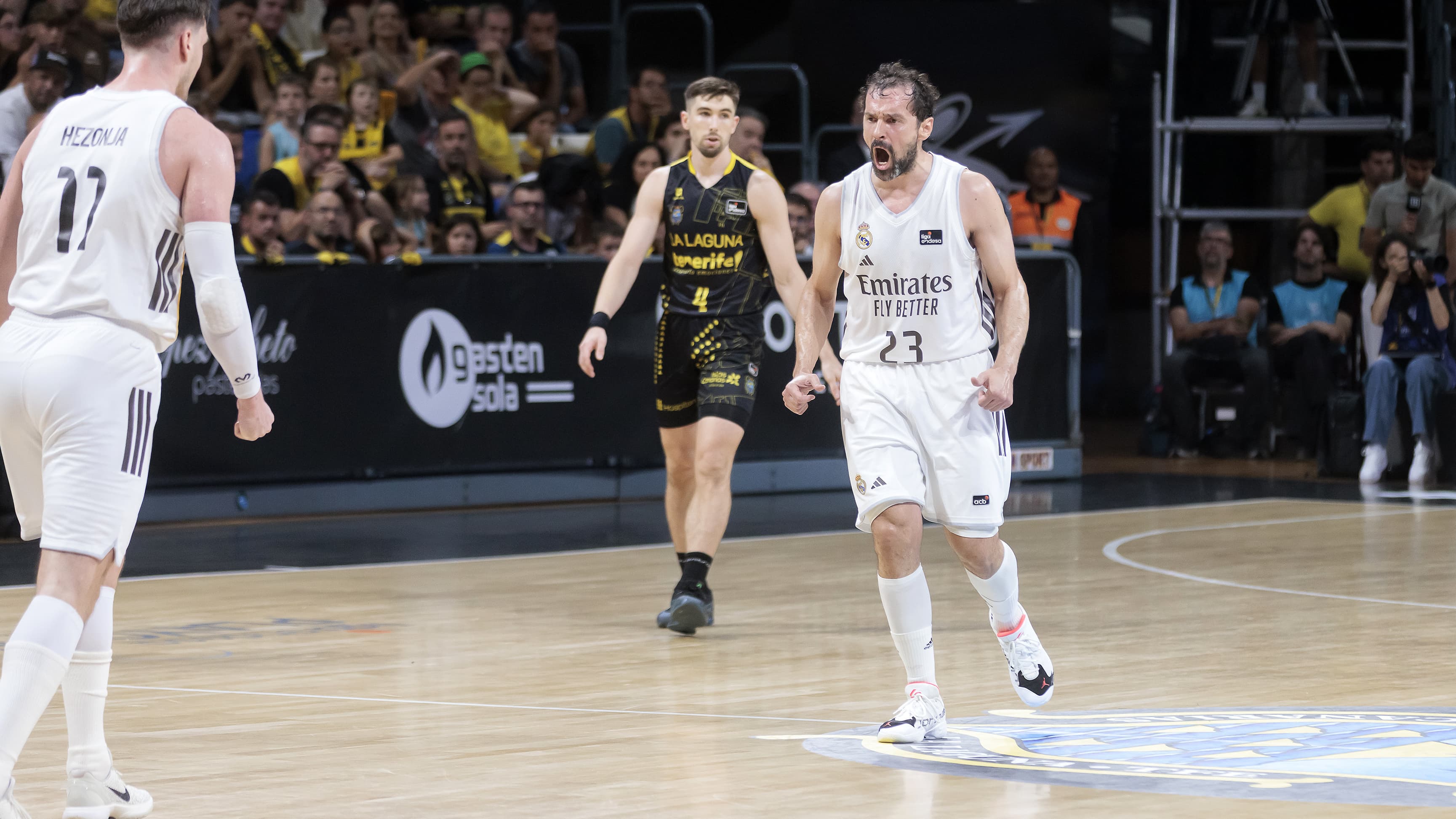 Sergio Llull celebra una canasta